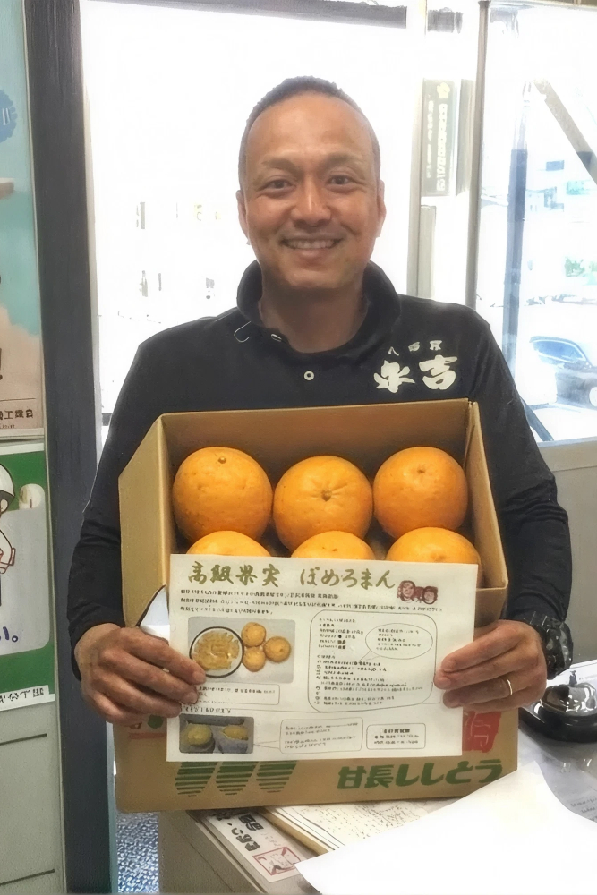 地元の野菜を手にした八百屋永吉の店主